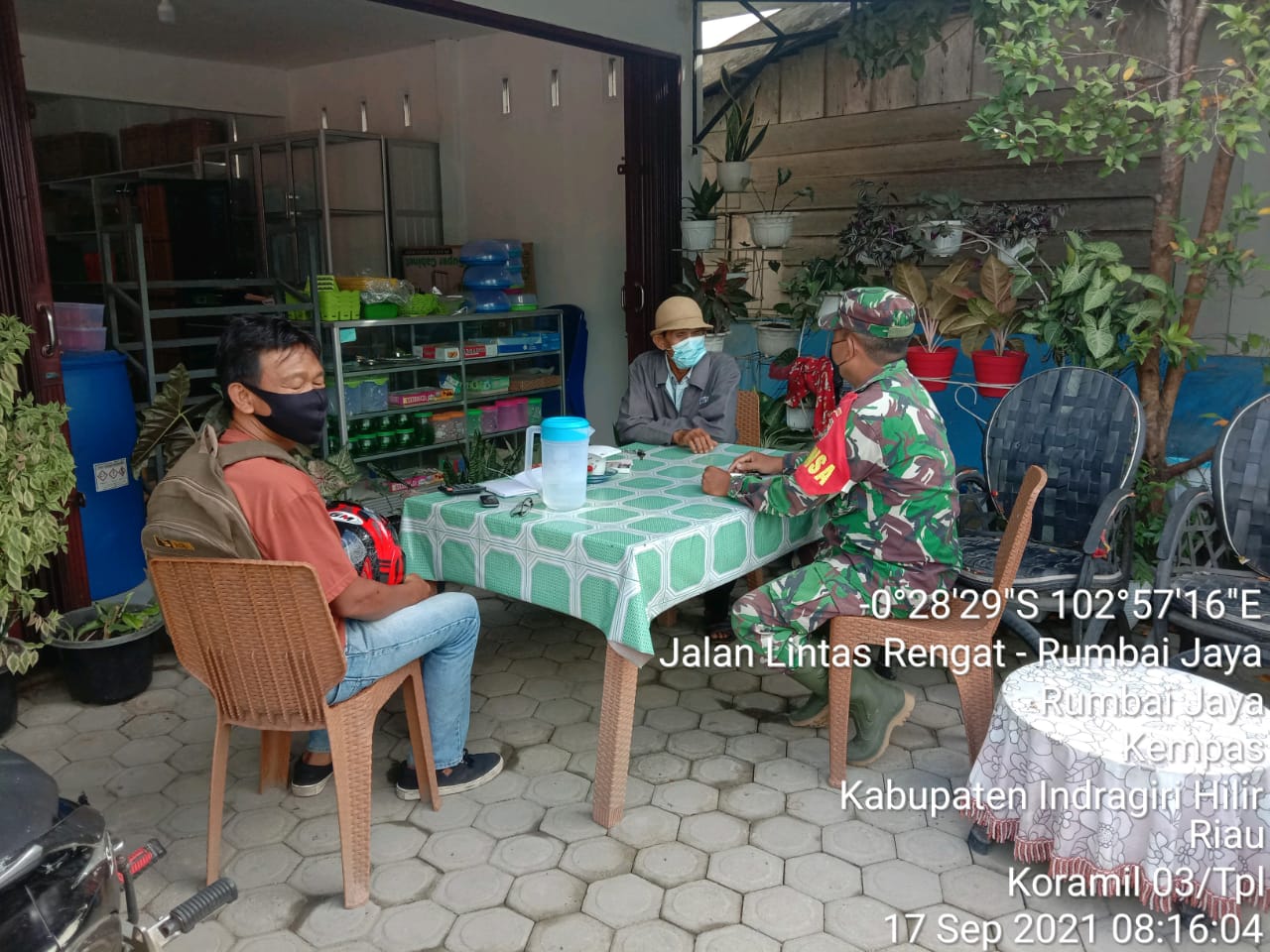 Ciptakan Kedekatan Bersama Warga, Babinsa 03/Tempuling Rutin Laksanakan Komsos