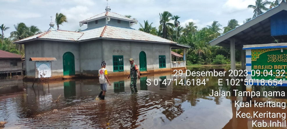 Babinsa Lakukan Peninjauan Terhadap Rumah Warga Yang Terendam Banjir