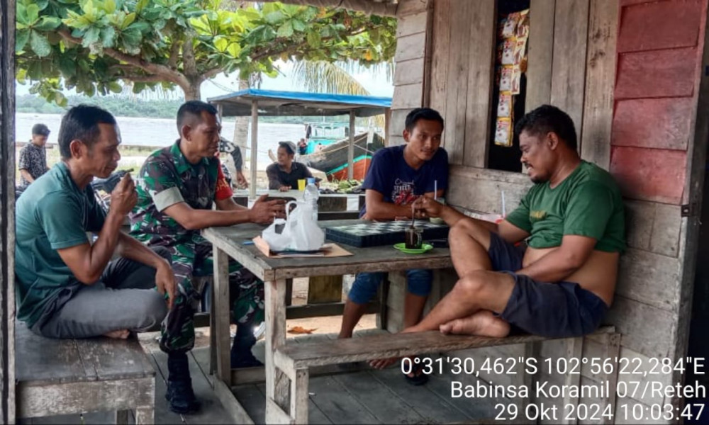 Babinsa Serka Yadi Yanto Terus Wujudkan Pemilu Damai Melalui Komsos