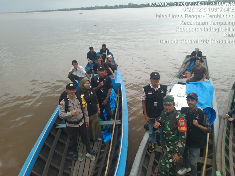 Babinsa 03/Tpl Sertu Paryono Kawal Pendistribusian Logistik Pemilu Jalur Air