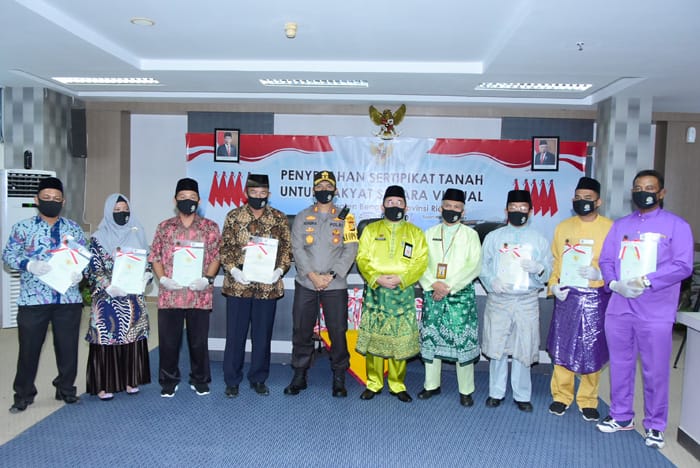 Plh Bupati Bengkalis Serahkan Sertifikat Tanah Secara Virtual  Plh Bupati Bengkalis Serahkan Sertifikat Tanah Secara Virtual