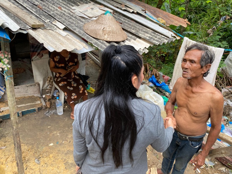 Ruslan Sinaga Terharu, Anggota DPRD Batam Tinjau Nasib Pasangan Lansia Pengumpul Botol Bekas Kondisinya Memprihatinkan