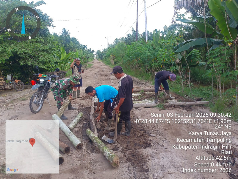 Kompak Bersama warga, Babinsa Koramil 03/Tpl Goro Perbaikan Jalan Desa