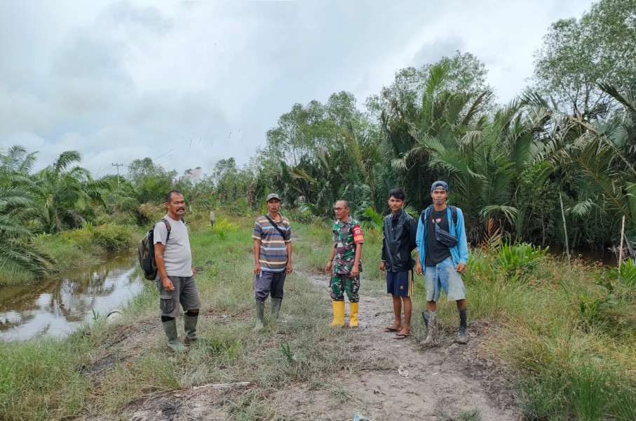 Sikapi Cuaca Mulai Panas, Babinsa Koramil 03/Tpl Lakukan Patroli Karhutla