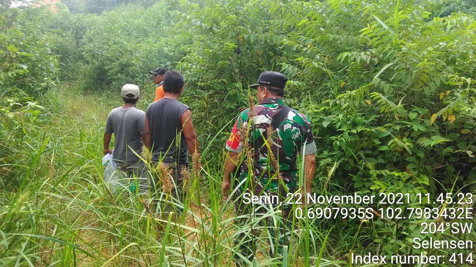 Babinsa 09/Kemuning Kembali Lakukan Patroli Karhutla di Kelurahan Selensen