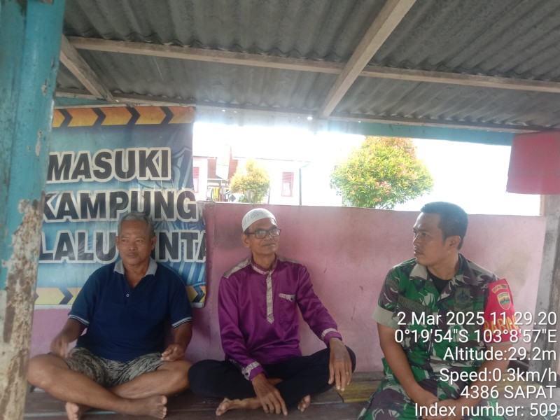 Babinsa Koramil 04/KDR: Melaksanakan Komsos di Desa Perigi Raja