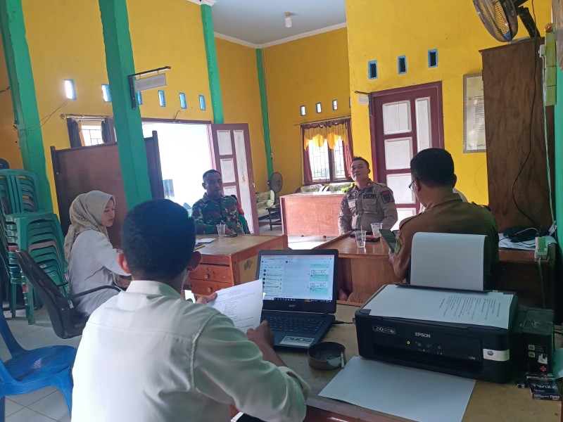 Komsos Babinsa Koramil 07/Reteh Menciptakan Situasi Kamtibmas yang Kondusif di Kelurahan Madani