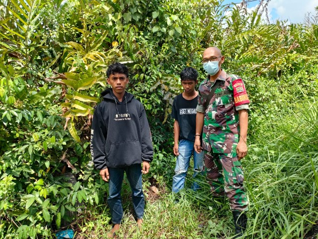 Himbau Masyarakat Agar Selalu Menjaga Lahan dan Hutan Oleh Babinsa Koramil 04/Kuindra
