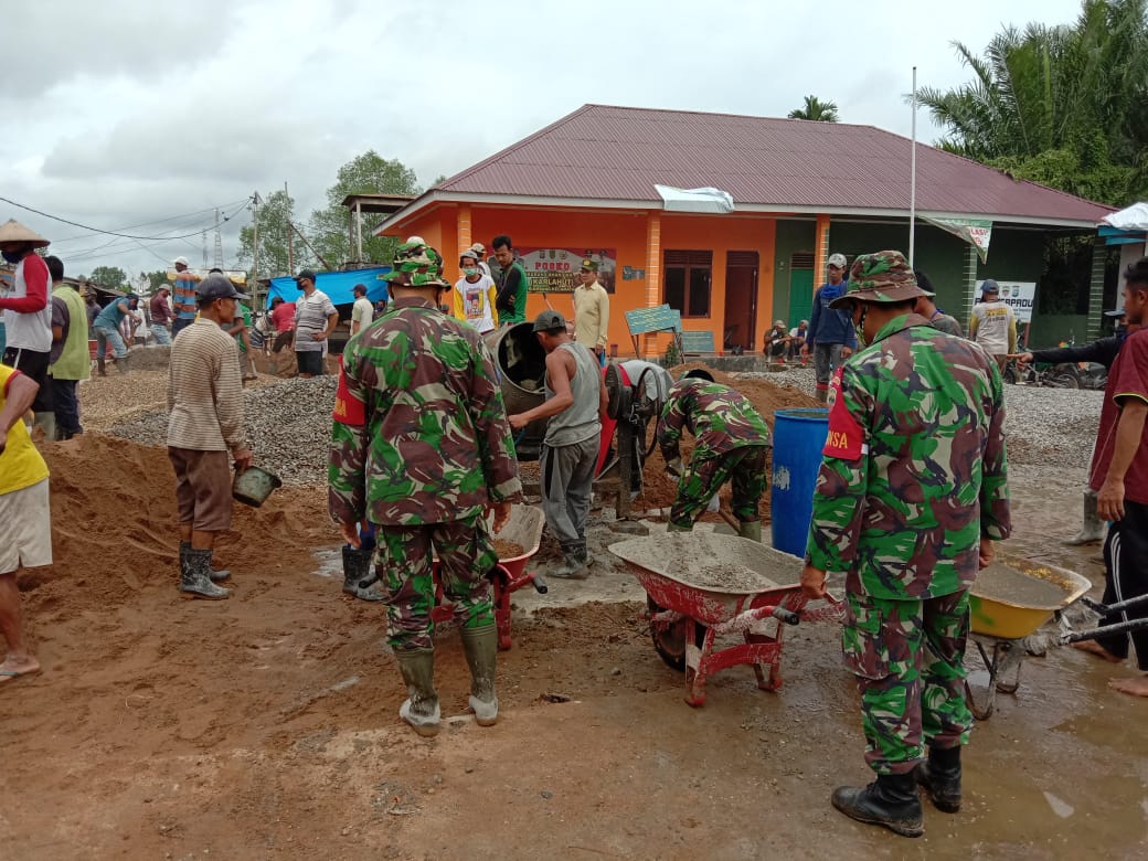 TNI dan Apdesi Melaksanakan Giat Pra TMMD Imbangan Pembuatan Jalan di Desa Teluk Kiambang