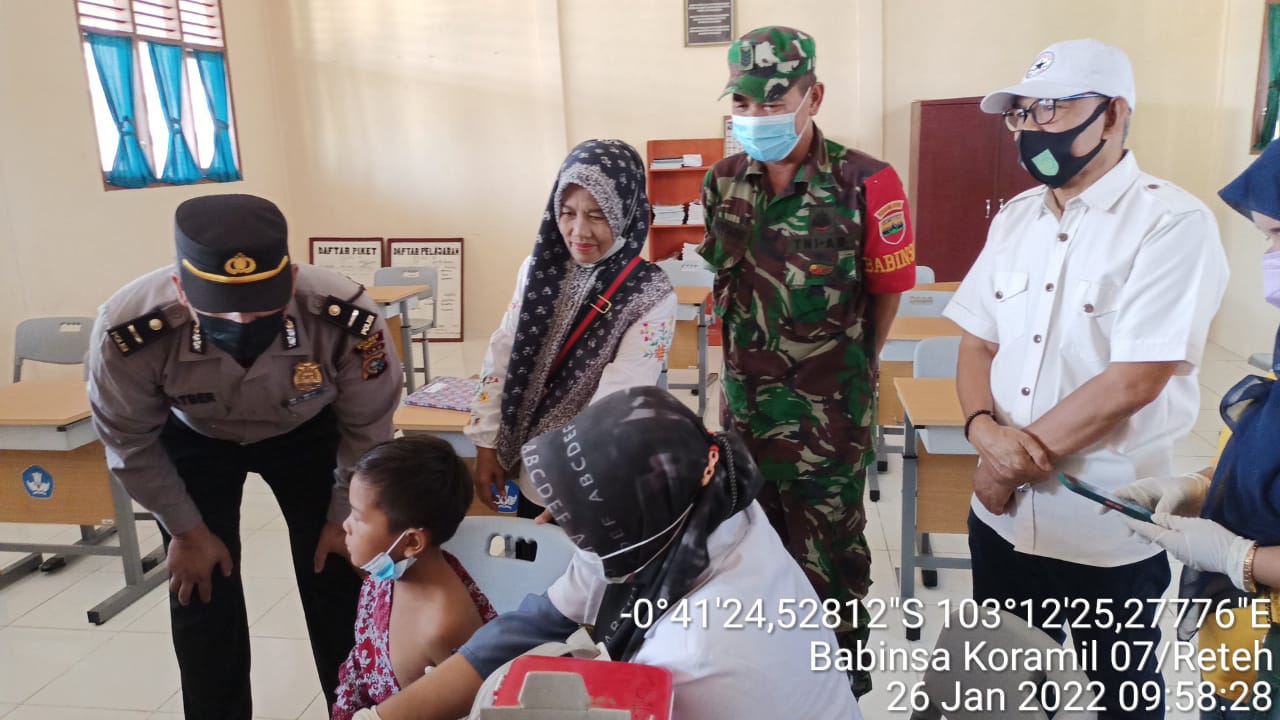 Babinsa Koramil 07/Reteh Dampingi Nakes Vaksinasi Siswa/i Sekolah Dasar
