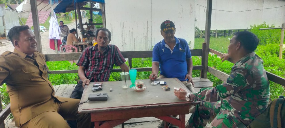Babinsa Koramil 07/Reteh Tingkatkan Kerukunan dan Keamanan di Desa Sebrang Pulau Kijang