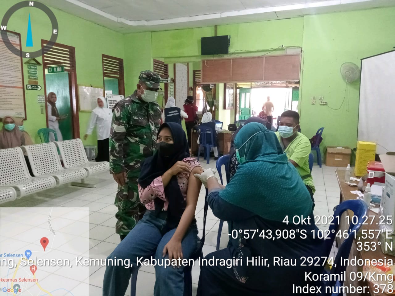 Babinsa Koramil 09/Kemuning Kembali Dampingi Proses Vaksinasi di Puskesmas