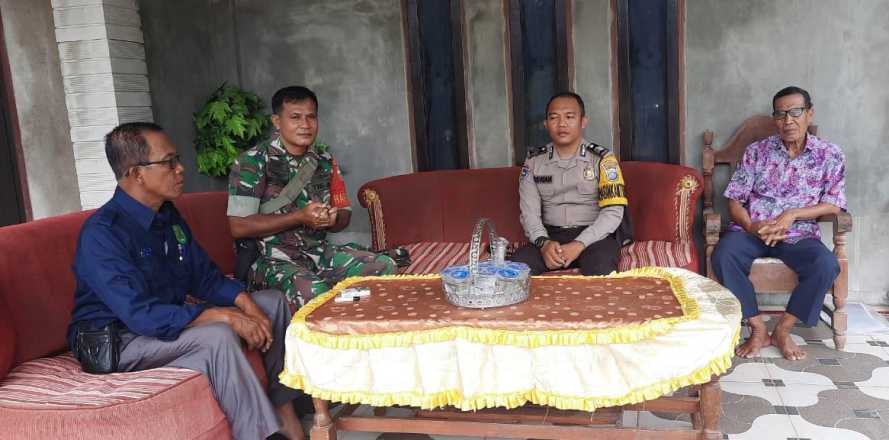 Babinsa 03/Tempuling Bersama Bhabinkamtibmas Sambangi Kediaman Kepala Desa