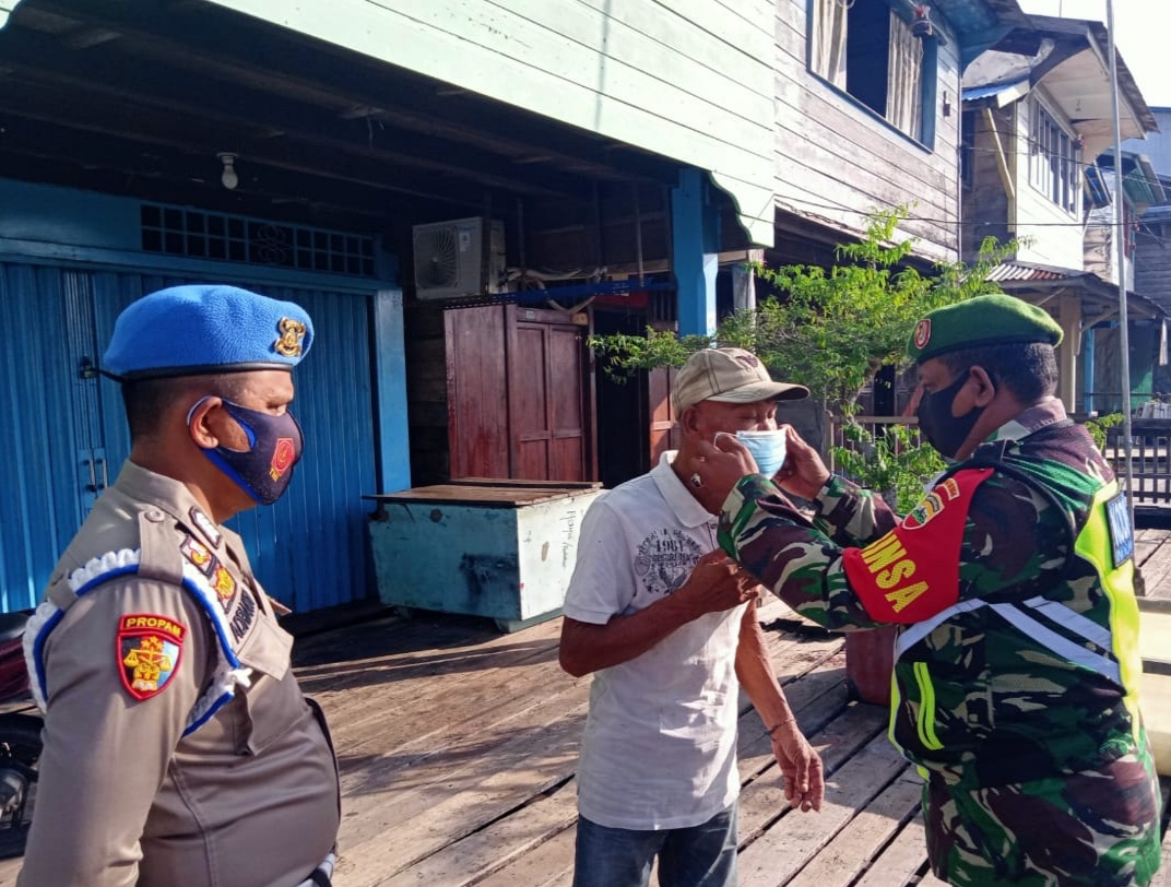 Kompak, Babinsa dan Bhabinkamtibmas Lakukan Penegakan Protkes di Panglima Raja
