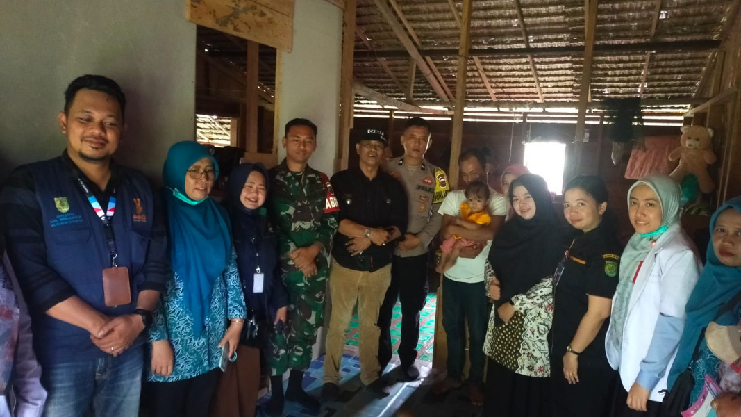 Babinsa Koramil 03/Tpl Dampingi Tim Kesehatan Kunjungi Balita Stunting Di Wilayah Binaan