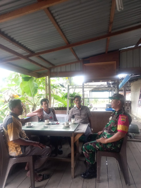 Membaur Bersama Warga, Babinsa Koramil 05/GAS Kodim 0314/Inhil Kopda Umar Nasution Lakukan komsos