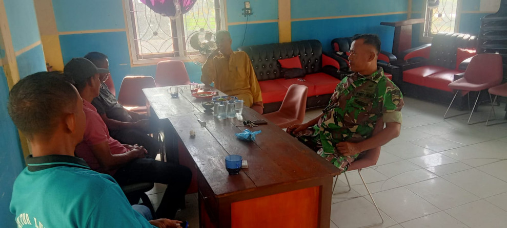 Suasana Hari Raya Idul Adha, Babinsa Koramil 09/Kemuning Tetap Jaga Keamanan dan Ketertiban Desa