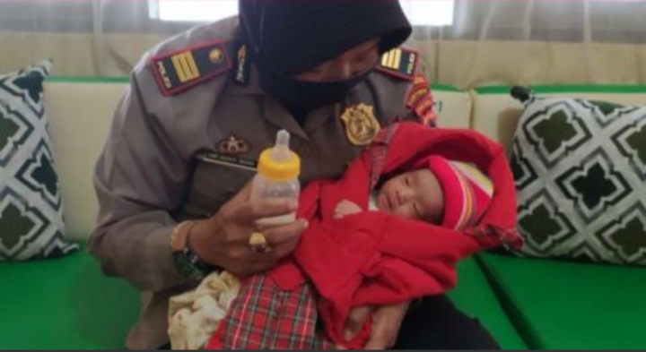 Duh Kasihan ! Bayi Mungil Ini Dibuang, Begini Kondisinya