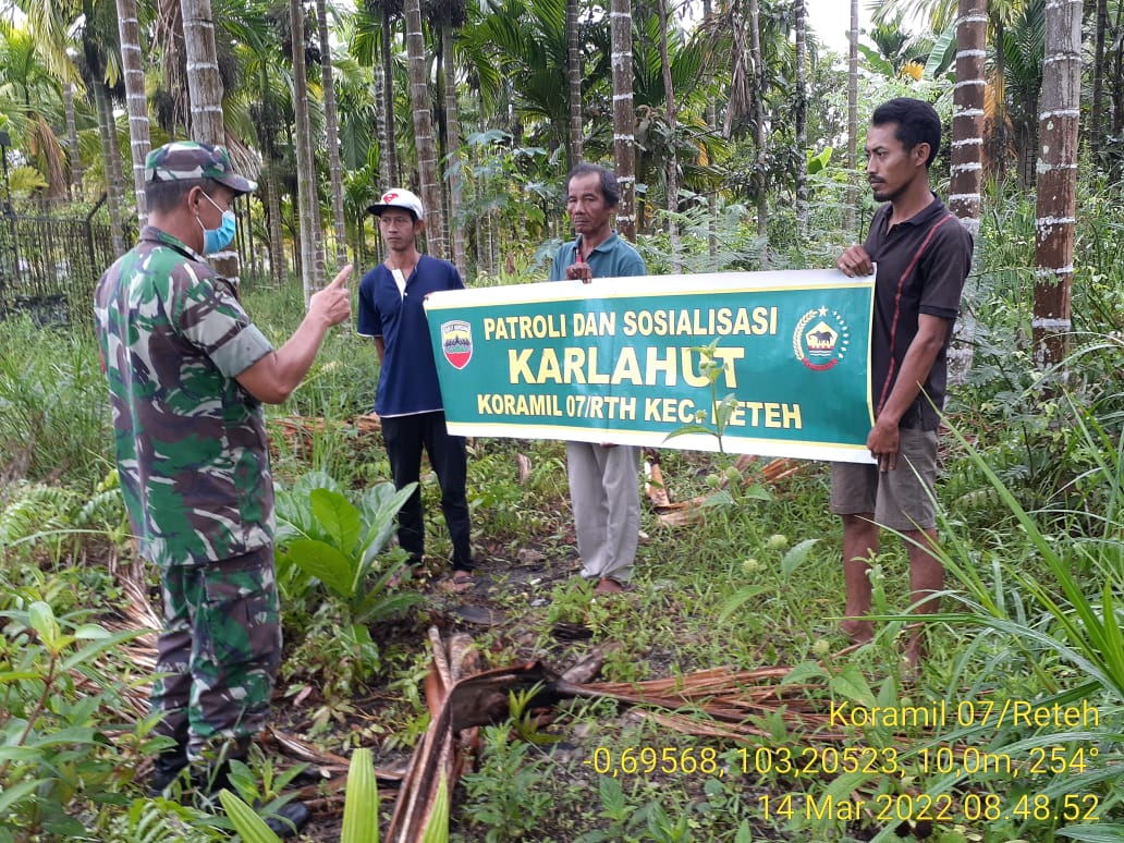 Babinsa Koramil 07/Reteh Lakukan Sosialisasi dan Patroli Karhutla Di Pulau Kijang