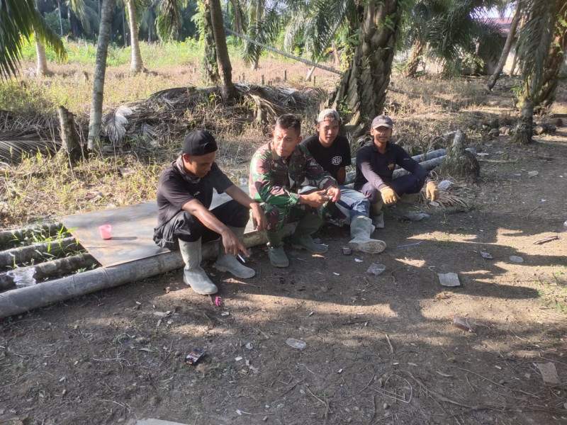 Ciptakan Tali Silaturahmi dan Keakraban Bersama Koramil 07/Reteh Dengan Warga