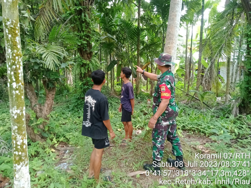 Babinsa Koramil 07/Reteh Terus Lakukan Pencegahan Karhutla Demi Kenyamanan di Wilayah