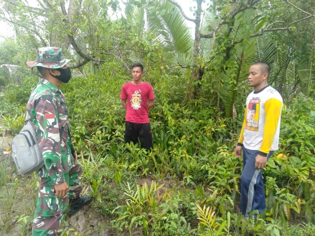 Babinsa 04/Kuindra Rutin Lakukan Patroli Karhutla di Wilayah Binaan