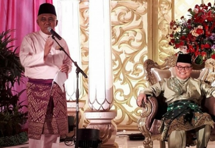 Pernikahan Putri Ketiga mantan Gubernur Riau, Begini Senyuman Andi Rachman di Samping Rusli Zainal
