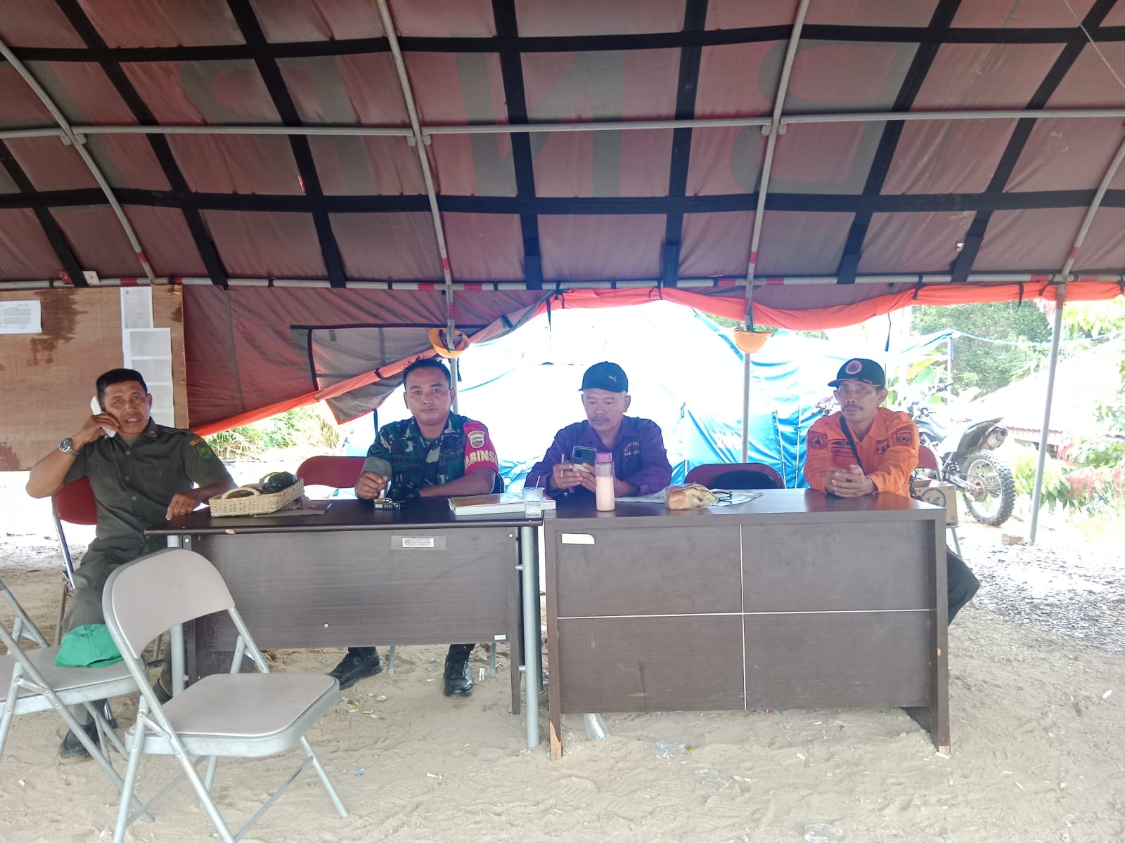 Hindari Penyakit PMK Pada Hewan Ternak, Babinsa Koramil 09/Kemuning  Lakukan Pengawasan Lalu Lintas