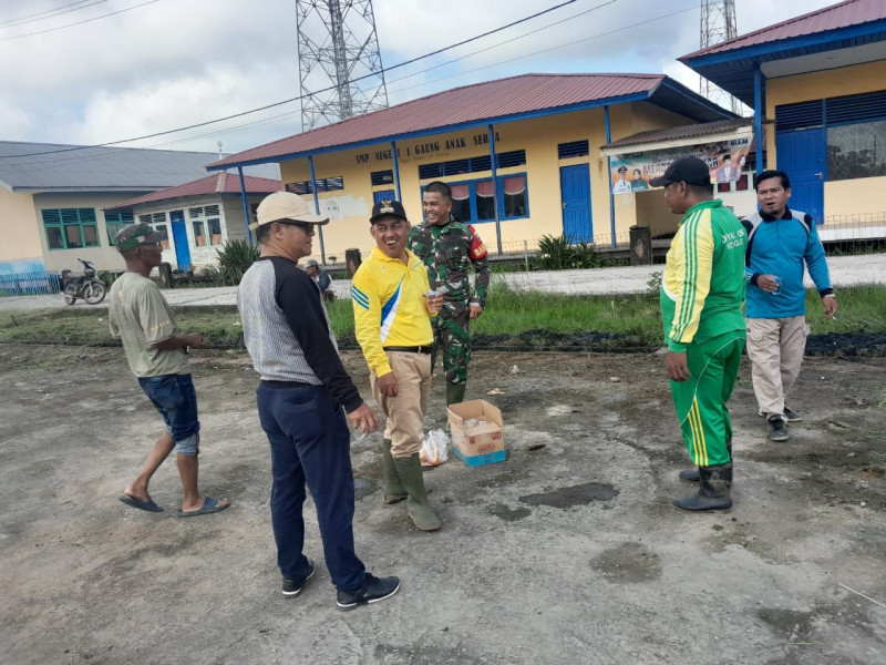Babinsa Koramil 05/GAS Kodim 0314/Inhil Komsos Bersama Pemuda dan Masyarakat di Binaan