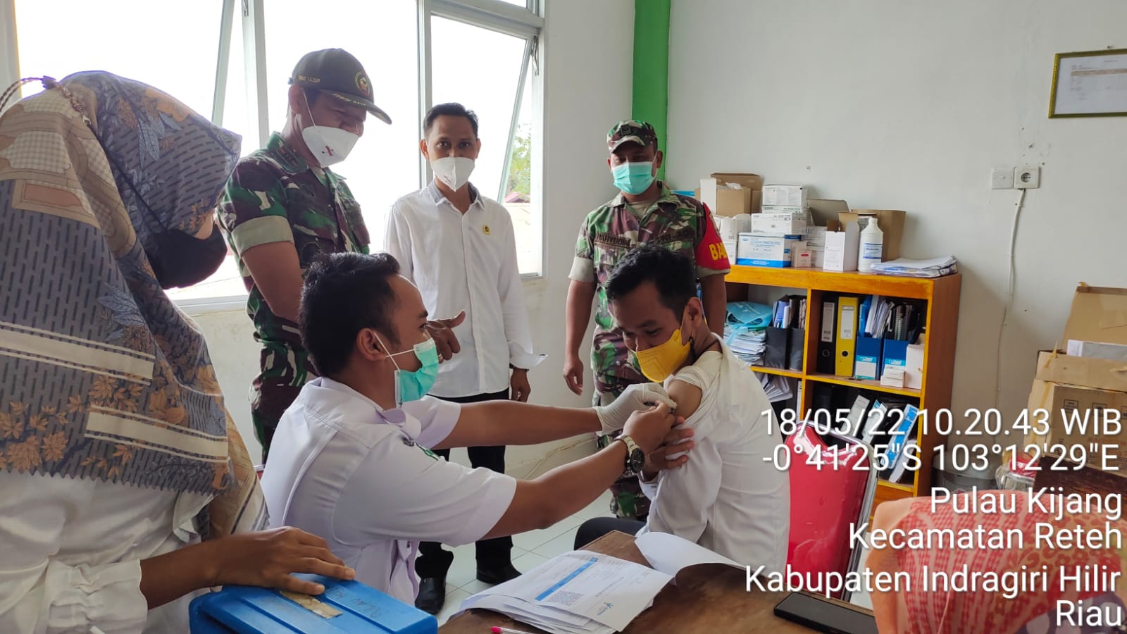 Kegiatan Vaksinasi di UPT Puskesmas Kelurahan Pulau Kijang Oleh Dandim 0314/Inhil