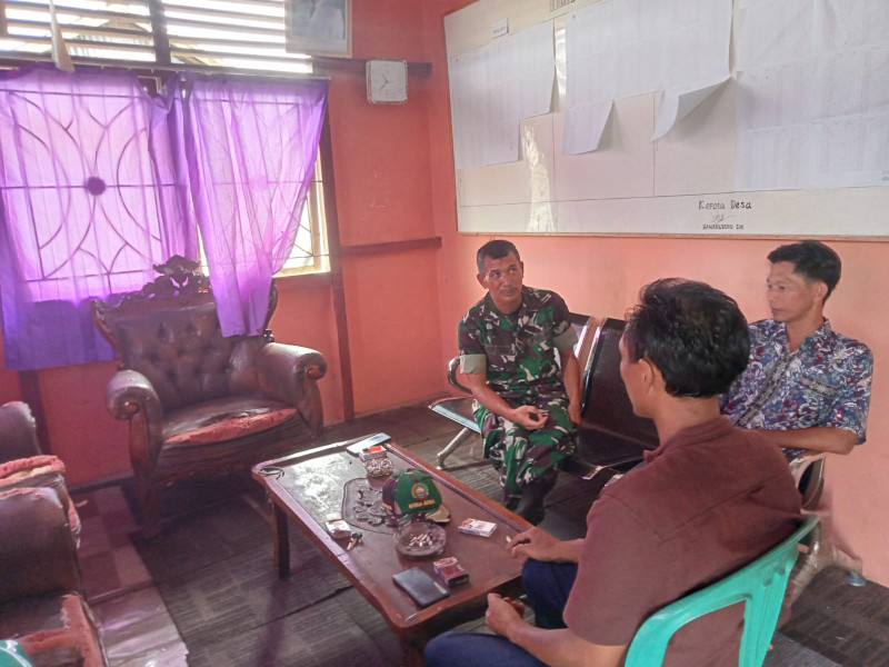 Babinsa Koramil 07/Reteh Rutin Gelar Komsos Guna Perkuat Hubungan dengan Masyarakat