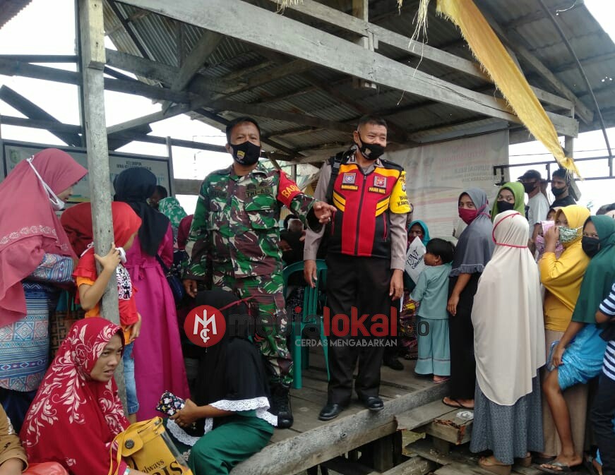 Kompak, Babinsa Koramil 04/Kuindra dan Bhabinkamtibmas Polsek Kuindra Kawal Penyaluran BST