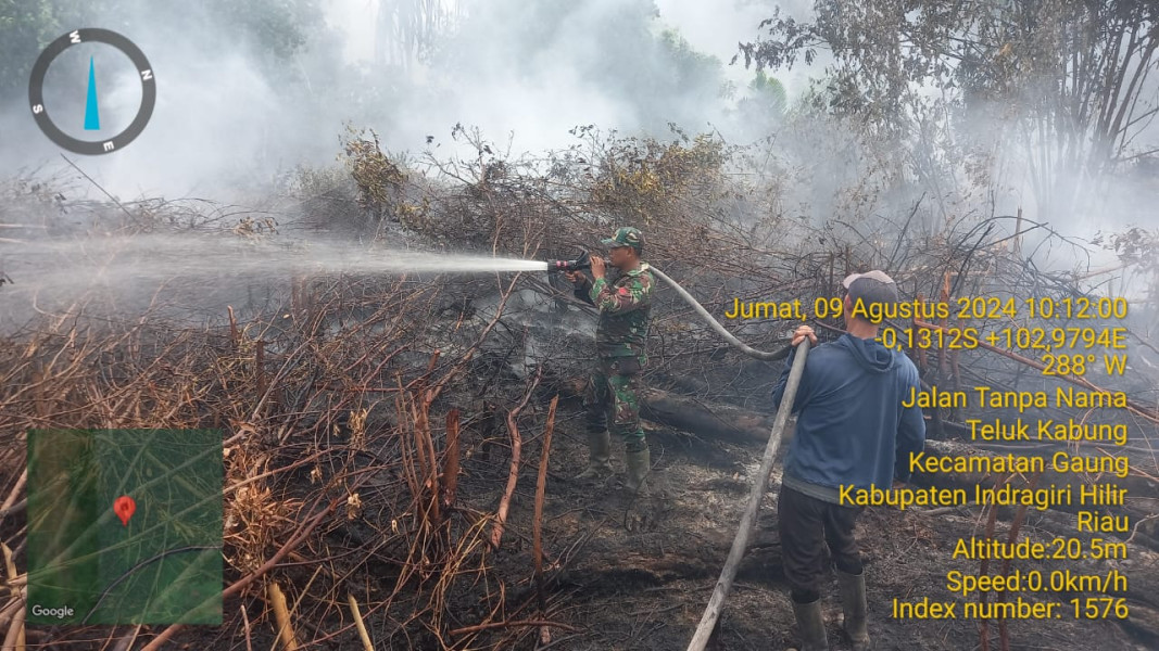 Pratu Sandi Wahyudi Babinsa 05/Gas Masih Berjibaku Padamkan Karhutla Di Desa Simpang Gaung