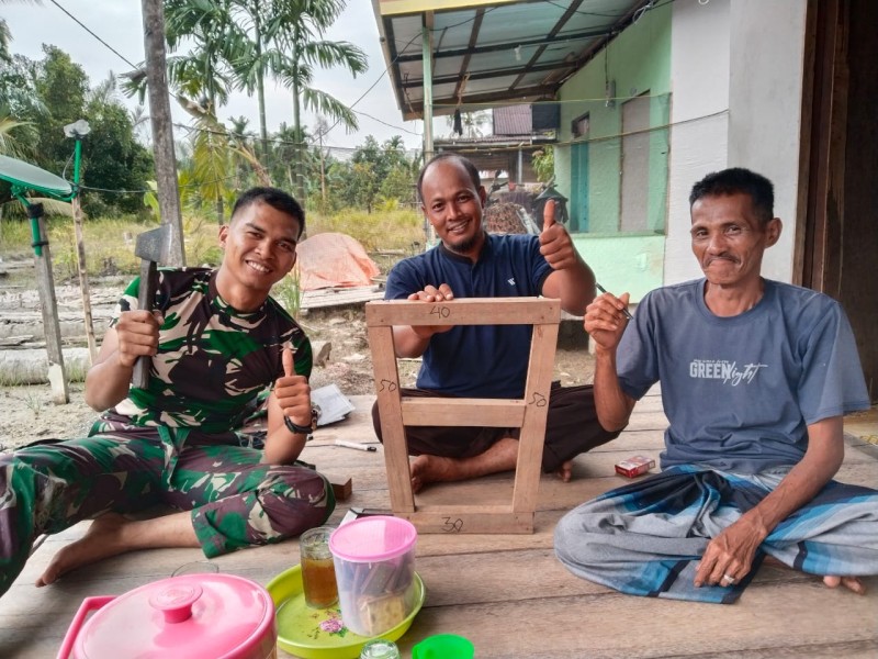 Komsos Babinsa Koramil 07/Reteh: Upaya Meningkatkan Kerukunan Masyarakat dan Pembangunan Desa