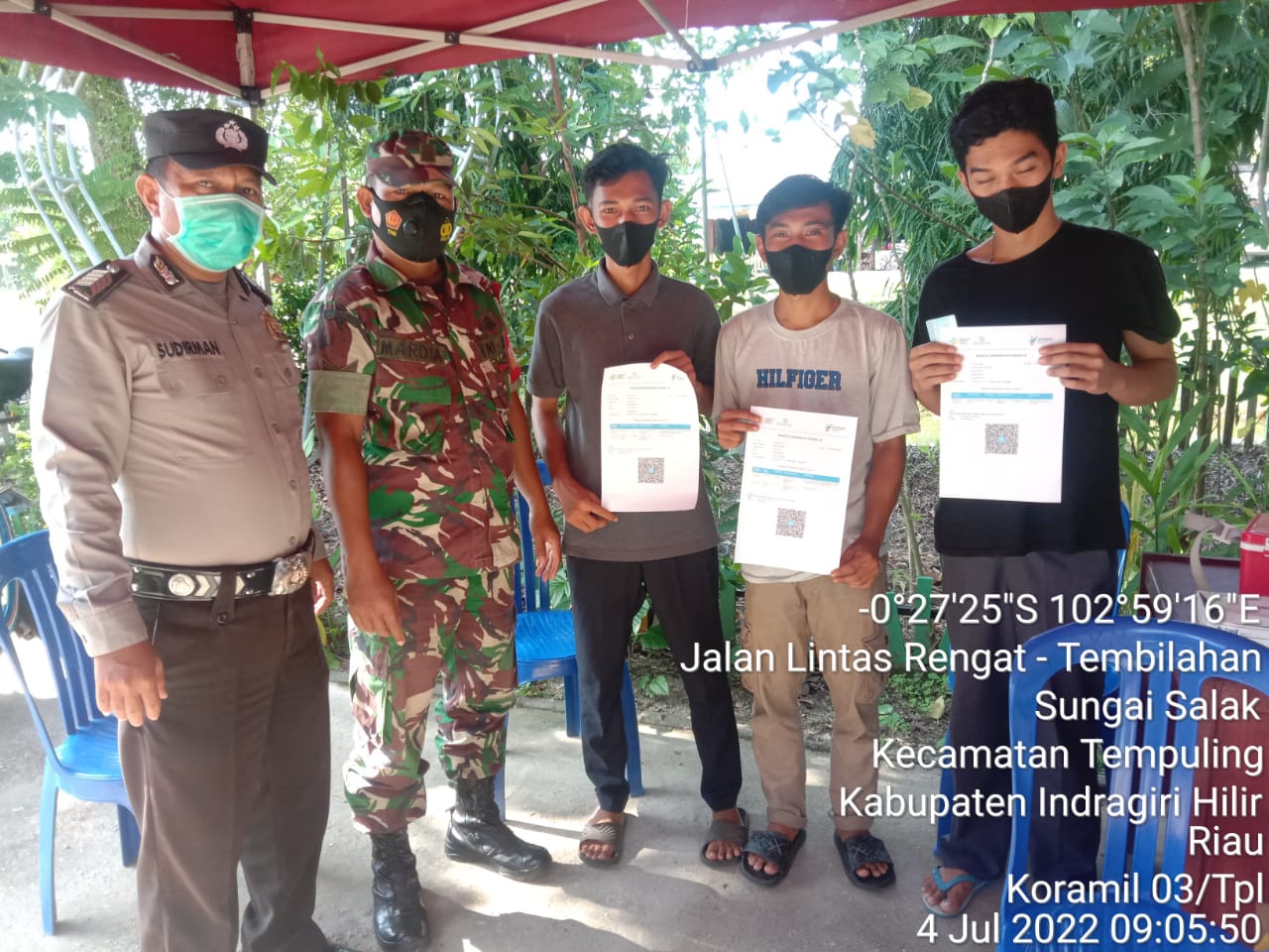 Sertu Mardia Babinsa 03/Tempuling Dampingi Warga Vaksinasi Booster