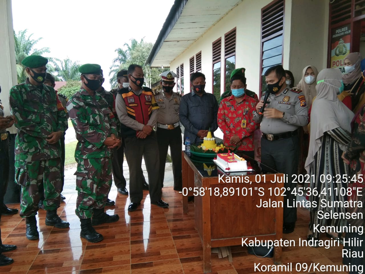 HUT Bhayangkara Ke-75, Koramil 09/Kemuning Beri Kejutan ke Polsek Kemuning