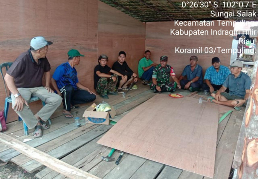 Bina Wilayah, Babinsa 03/Tpl Sertu Mistat Komsos Dengan Para Pemuda Desa Binaan