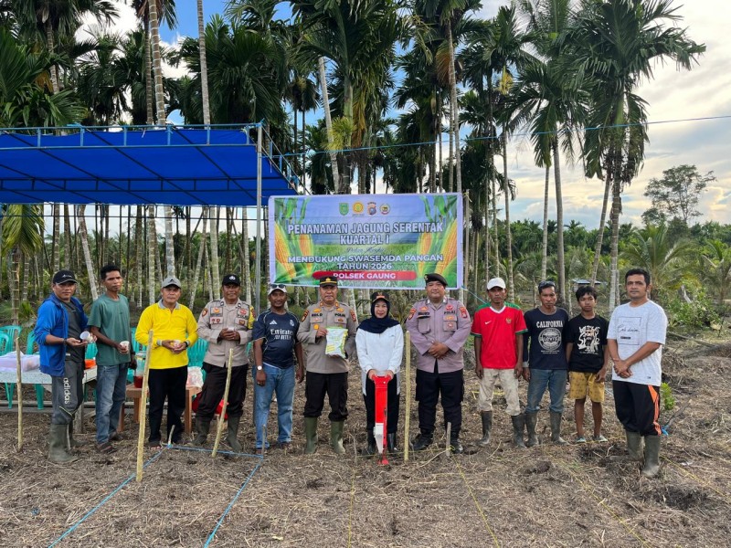 Jumat Sore di Gaung, Kapolsek dan Camat Tanam Jagung: Demi Negeri yang Tak Lagi Lapar