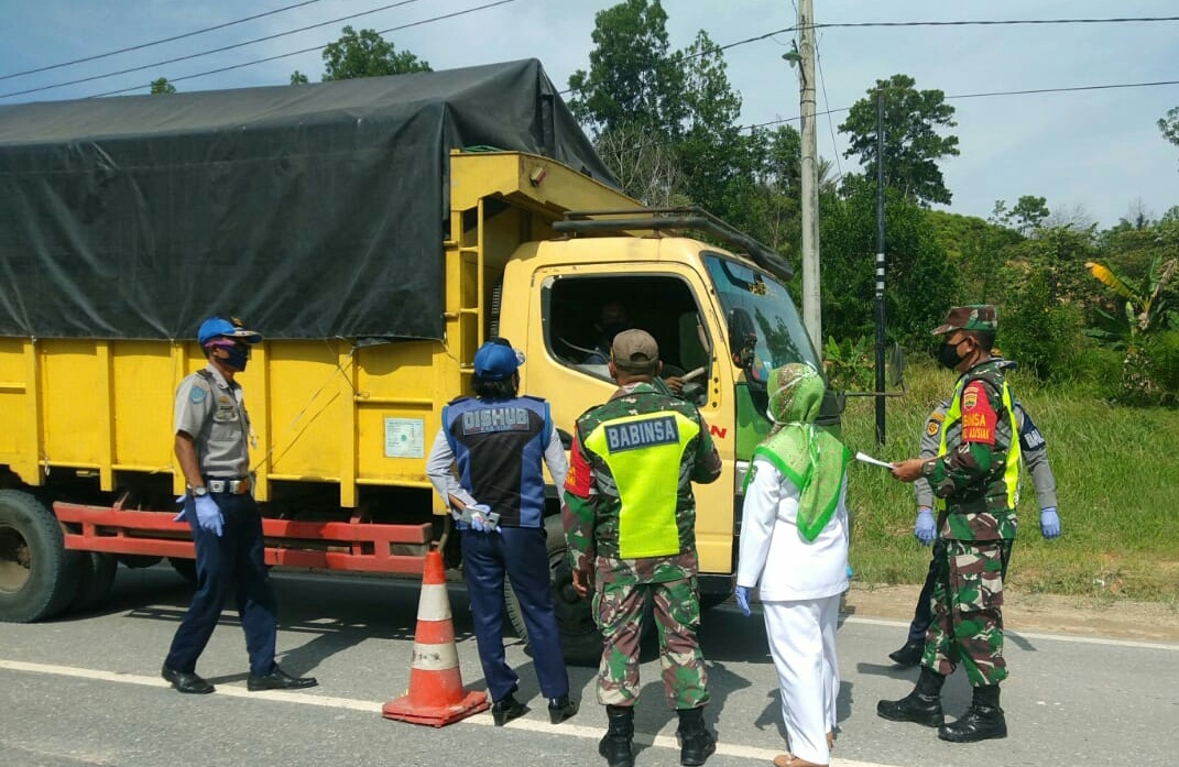 TNI, Polri, Dishub dan Diskes Memperketat Pemeriksaan di Pos Pantau Covid-19 Kerinci Kanan