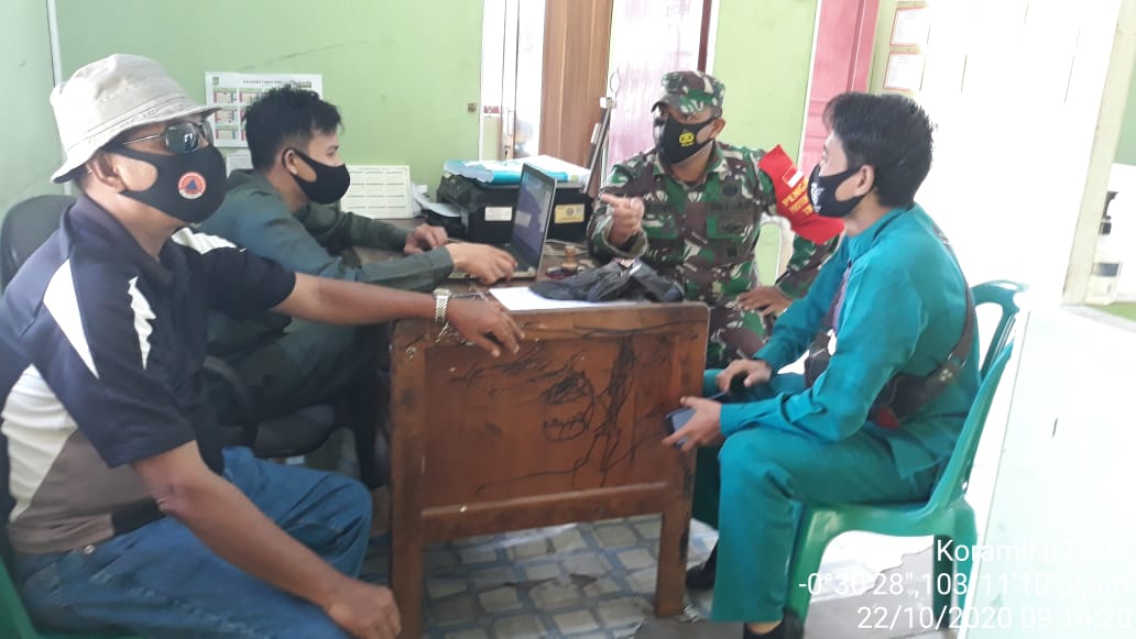 Di Tengah Covid-19, Babinsa Koramil 02/Tanah Merah Komsos dengan Staf Kecamatan Enok dan Warga Binaa