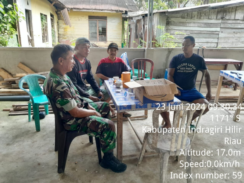 Babinsa Pelda Nofiandi Tingkatkan Komsos Dengan Masyarakat Setempat