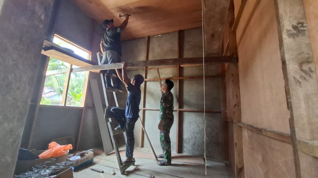 Tingkatkan Kualitas Hunian, Satgas TMMD Reg Ke-123 Kodim 0314/Inhil Pasang Plafon Rumah RTLH