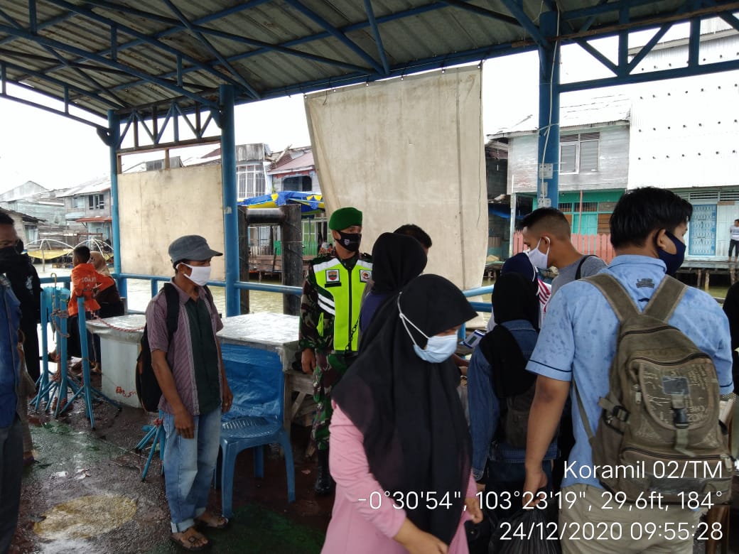 Peduli Untuk Kebaikan Semua, Koramil 02/Tanah Merah Rutin Tegakkan Protkes di Pelabuhan