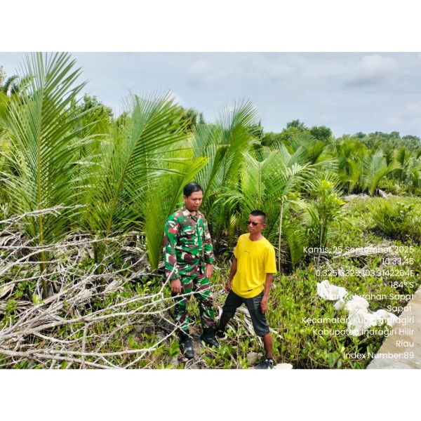 Babinsa Koramil 04/KDR: Patroli Tapal Batas untuk Meningkatkan Keamanan dan Ketertiban