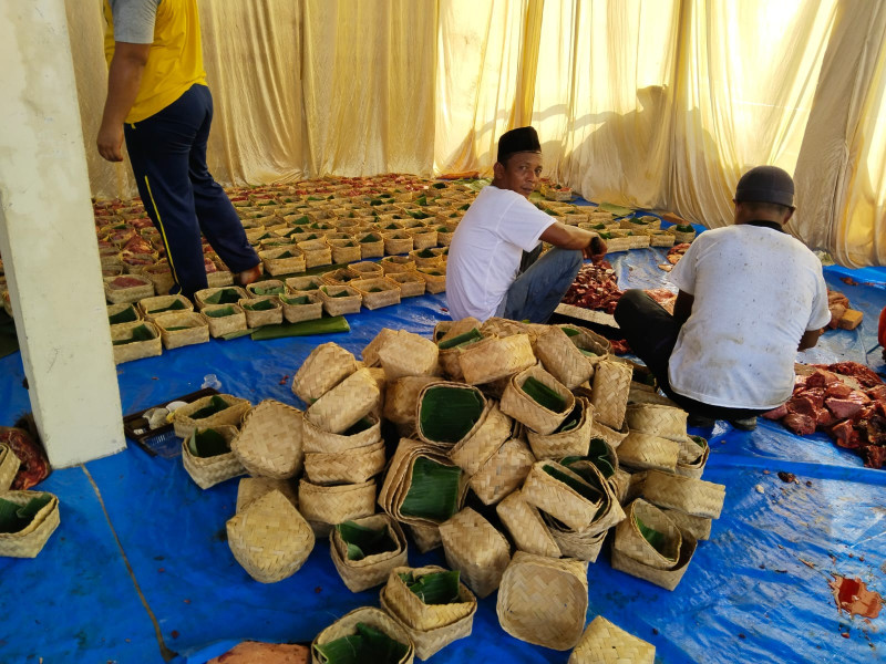 Ramah Lingkungan, Polres Inhu Distribusikan Daging Kurban Pakai Besek Bambu
