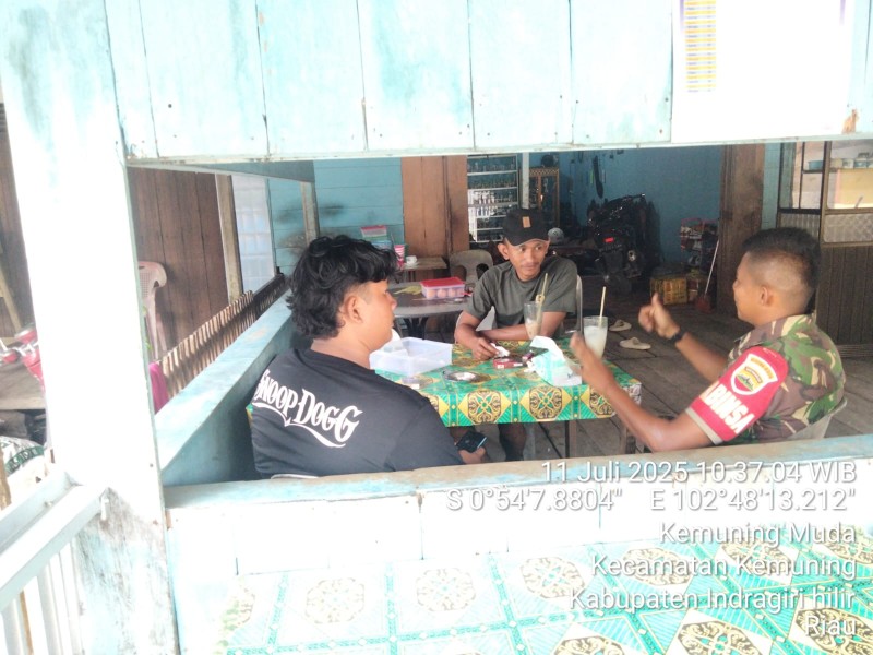 Meningkatkan Rasa Kekeluargaan: Babinsa Koramil 09/Kemuning Laksanakan Komsos