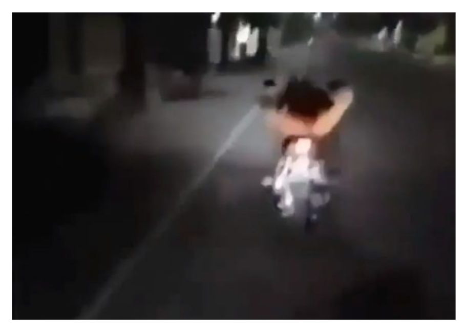 [Video] Asik Freestyle di Tengah Jalan, Remaja Ini akhirnya Terjatuh Ditendang Pengendara Lain