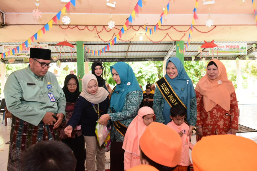 Didampingi Bunda Paud Kampar, Zuliana Rahman Hadi Kunjungi TK Pertiwi Bangkinang Kota