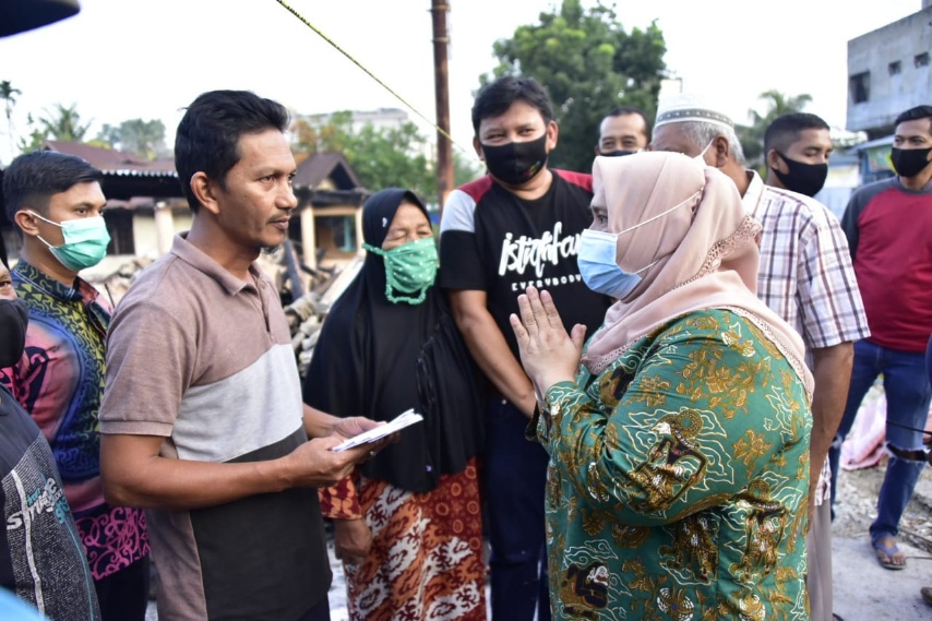 Kasmarni Antarkan Bantuan Kemanusiaan Untuk 6 KK Korban Kebakaran di Duri