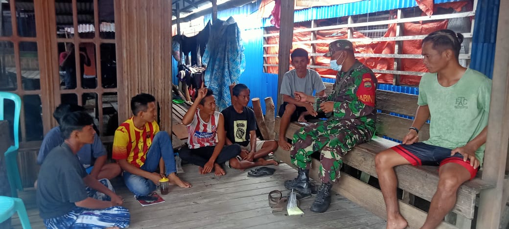 Babinsa 04/Kuindra Komsos di Wilayah Concong Luar, Ingatkan Warga Patuhi Protkes Covid-19